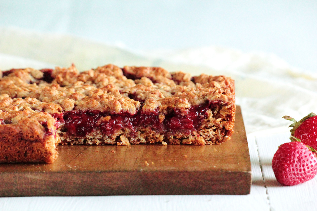 [Kids Recipe] Oats & Strawberry Jam Bars Salvagente
